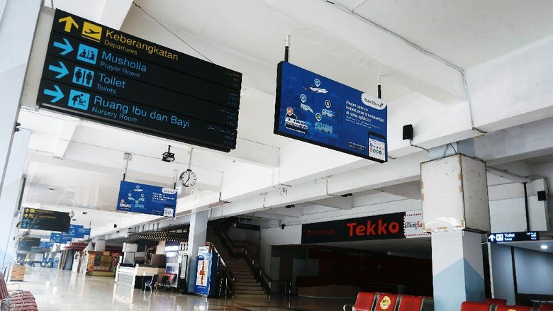 Penerbang domestik selain mudik dibuka kembali bagi penumpang bersyarat. Meski dibuka lagi, suasana di Bandara Halim Perdanakusuma terpantau sepi pagi ini.