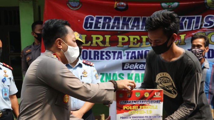 Polisi Bagikan Paket Sembako ke Napi Asimilasi di Kabupaten Tangerang