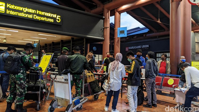 Begini Suasana Bandara Soekarno Hatta Pagi Ini Kepadatan penumpang sempat terjadi di Bandara Soekarno Hatta (Soetta) kemarin. Namun hari ini pada pukul 06.00 WIB, suasana di bandara tersebut tak seramai kemarin.