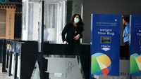 Tak terlihat adanya kepadatan calon penumpang di Bandara Halim Perdanakusuma.