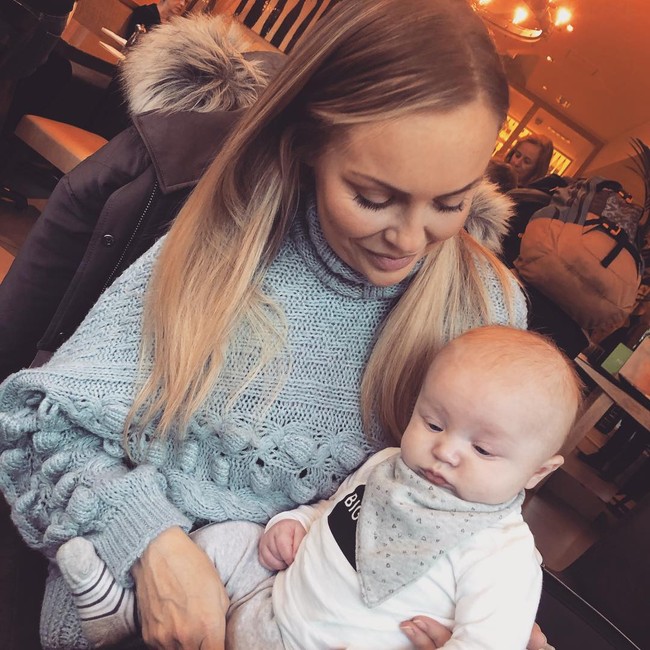 Claire berusia 40 tahun. Meskipun memiliki enam anak, dengan yang termuda berusia 15 bulan, ia mengaku mendapatkan perhatian dari netizen di TikTok karena terlihat seperti berusia 20-an. Foto: Instagram