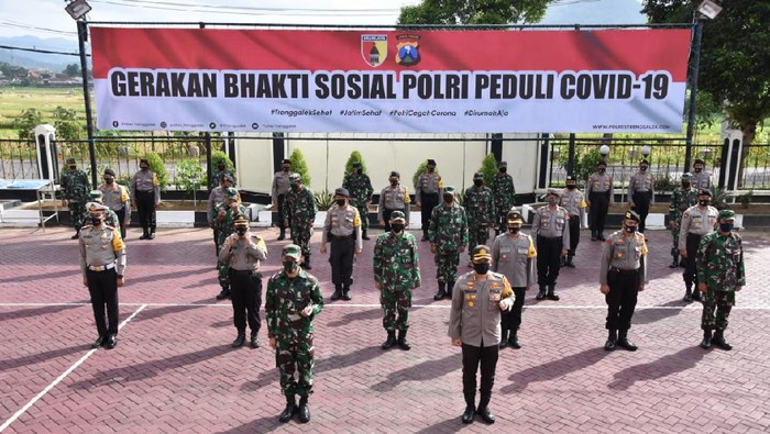 Polres Trenggalek terus membantu warga terdampak wabah Corona. Hingga saat ini, total sudah ada 13,5 ton beras yang dibagikan.
