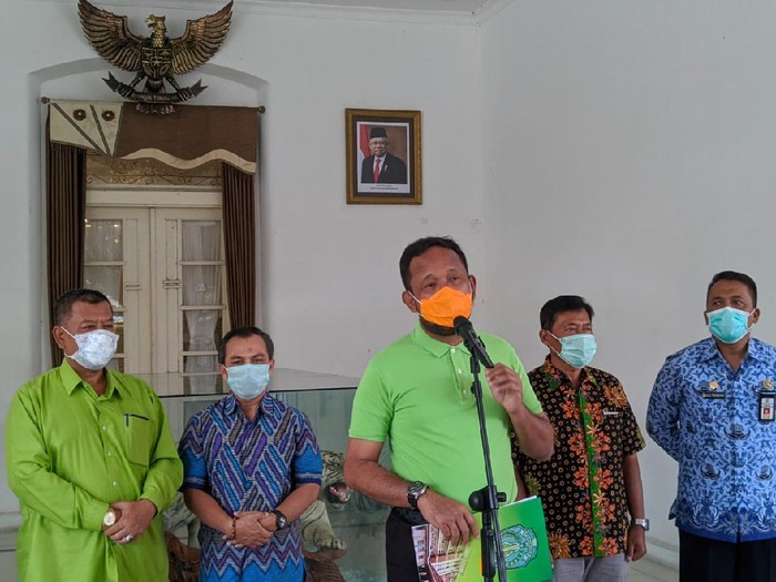Bupati Ponorogo Ipong Muchlissoni