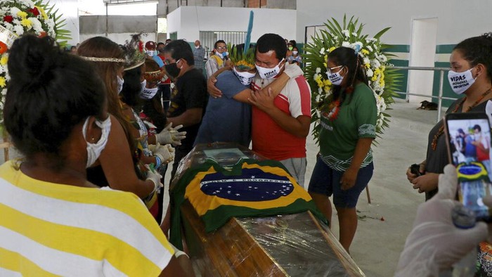 Kepala Suku Kokama di Amazon Meninggal Akibat COVID-19 Kepala suku Kokama di kawasan Amazon, Brasil, yakni Messias Kokama meninggal dunia akibat infeksi virus Corona (COVID-19).