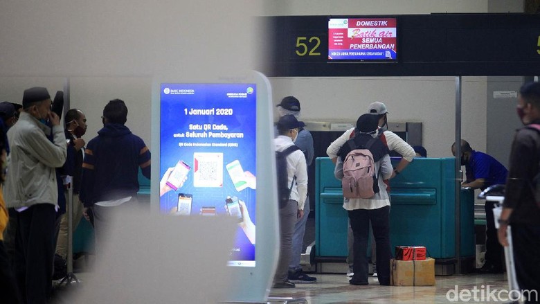 Pengecekan Penumpang di Bandara Soeta Diperketat Bandara Soekarno-Hatta (Soetta) melakukan perubahan jalur pemeriksaan berkas izin perjalanan. Sebagaimana diketahui kemarin penumpang berdesak-desakan.