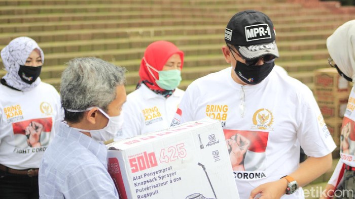 Ketua MPR Memberikan Bantuan kepada Kebun Binatang Bandung
