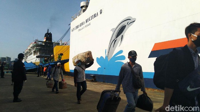 181 TKI yang pulang dari Malaysia tiba di Pelabuhan Tanjung Emas Semarang. Mereka sudah mengantongi izin, surat keterangan serta melalui protokol medis.