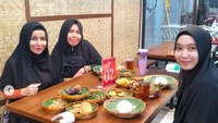 Sebelum PSBB diterapkan di Indonesia, Five Vi terlihat kumpul dan makan bersama teman-temannya. Ia kelihatan anggun dengan hijab hitam. Foto: Instagram five_vrachmawati