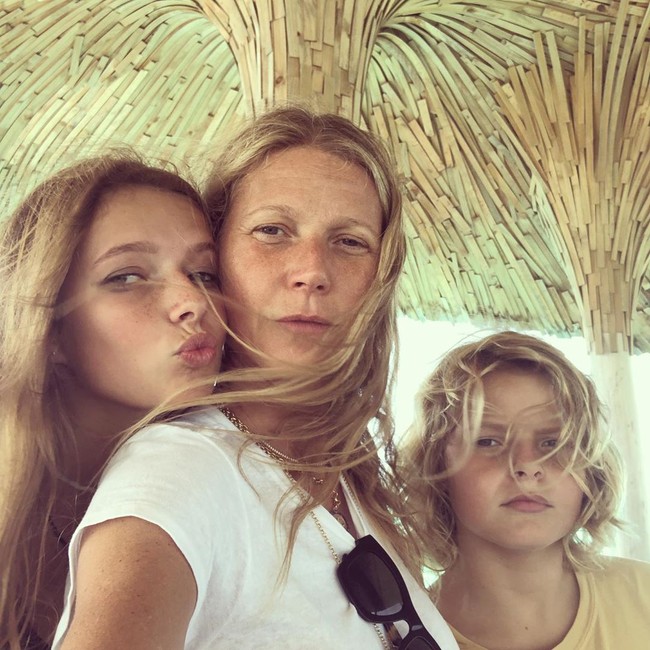 Apple Martin merupakan putri pertama Gwyneth dengan mantan suaminya, vokalis Coldplay Chris Martin. Dari pernikahan tersebut, mereka juga dikaruniai seorang bungsu laki-laki bernama Moses Martin. (Foto: Instagram/@gwynethpaltrow)