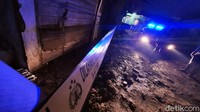 Pantauan detikcom sekitar pukul 07.00 WIB, Jumat (15/5/2020) pagi tadi terpasang garis polisi, seluruh benda-benda tersebut ditemukan dalam kondisi hangus filuar garis berwarna kuning tersebut.