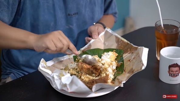 Arief Muhammad makan nasi Padang