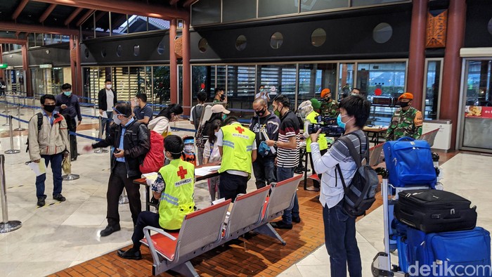 Pengecekan Penumpang di Bandara Soeta Diperketat Bandara Soekarno-Hatta (Soetta) melakukan perubahan jalur pemeriksaan berkas izin perjalanan. Sebagaimana diketahui kemarin penumpang berdesak-desakan.