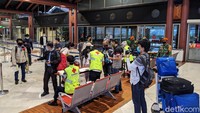 Ke depannya, pihak Bandara Soetta juga berjanji akan lebih memperhatikan lagi penerapan social distancing di dalam bandara.