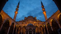 Sultan Ahmed Camii atau lebih dikenal sebagai Masjid Biru merupakan salah satu bangunan termegah di Turki. Masjid ini merupakan salah satu peninggalan zaman kejayaan Dinasti Ottoman yang masih berfungsi hingga saat ini. Chris McGrath/Getty Images.