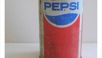 Dari kemasannya saja sudah terlihat kalau Pepsi ini datang dari puluhan tahun lalu. Tepatnya dari tahun 1976! Wah, sudah usang banget ya! Foto: Bored Panda