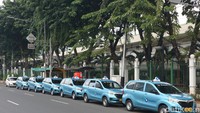 Sepinya jumlah penumpang yang lebih memilih untuk di rumah membuat penghasilan para jasa transportasi ini berkurang.