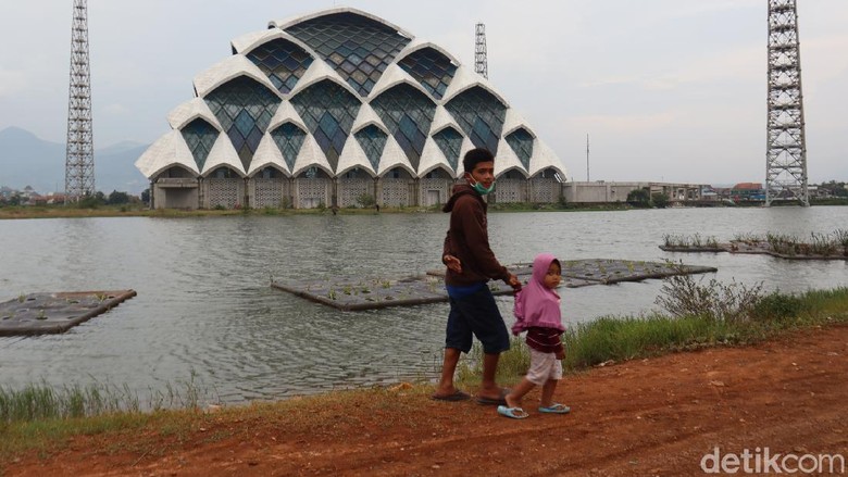 Melihat Suasana Ngabuburit di Masjid Apung Al-Jabbar Bandung