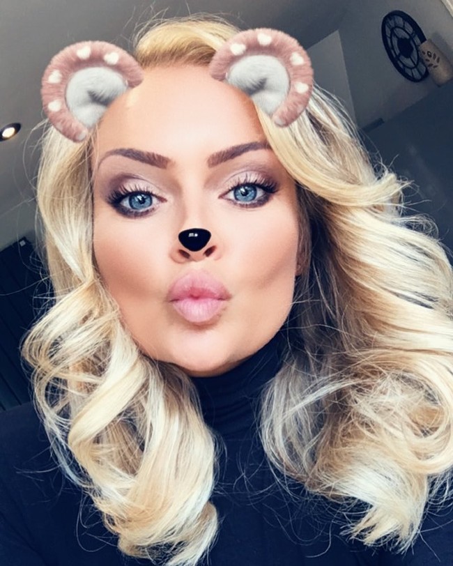 Wanita yang memiliki enam anak ini viral di TikTok karena penampilan awet mudanya. Claire Barratt mengungkapkan bahwa orang-orang sering terkejut dengan usianya, dan ia harus berbagi foto SIMnya untuk membuktikan usia aslinya. Foto: Instagram