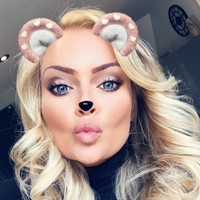 Wanita yang memiliki enam anak ini viral di TikTok karena penampilan awet mudanya. Claire Barratt mengungkapkan bahwa orang-orang sering terkejut dengan usianya, dan ia harus berbagi foto SIMnya untuk membuktikan usia aslinya. Foto: Instagram