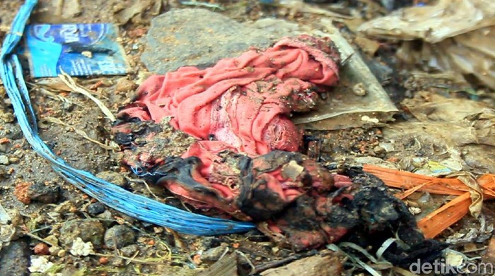 Ceceran Pakaian hingga Rambut di TKP Perempuan Dibakar Hidup-hidup Ceceran pakaian, sepatu dan rambut terbakar ditemukan di sekitar TKP perempuan dibakar hidup-hidup di Pasar Gudang, Tipar, Ramayana, Kota Sukabumi.
