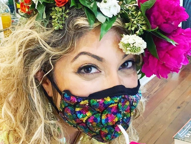 Ellen mendesain masker penutup wajah hasil karyanya dengan sedikit lubang pada bagian tengah. Lubang tersebut dapat digunakan untuk memasukkan sedotan ke dalam mulutmu, sehingga kamu bisa bebas minum apapun yang kamu inginkan sambil menggunakan masker. Foto: Instagram @ellenmacomber