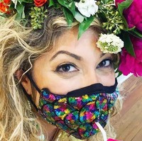 Ellen mendesain masker penutup wajah hasil karyanya dengan sedikit lubang pada bagian tengah. Lubang tersebut dapat digunakan untuk memasukkan sedotan ke dalam mulutmu, sehingga kamu bisa bebas minum apapun yang kamu inginkan sambil menggunakan masker. Foto: Instagram @ellenmacomber