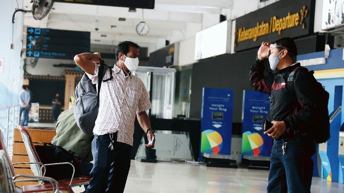 Penerbang domestik selain mudik dibuka kembali bagi penumpang bersyarat. Meski dibuka lagi, suasana di Bandara Halim Perdanakusuma terpantau sepi pagi ini.