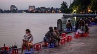 PKL (pedagang kaki lima) kembali menyambut pelanggan. Hanoi kembali normal meski semua orang di tempat umum kini masih memakai masker. Namun, 75% bisnis telah dibuka kembali, kembali ke masa pra-COVID-19