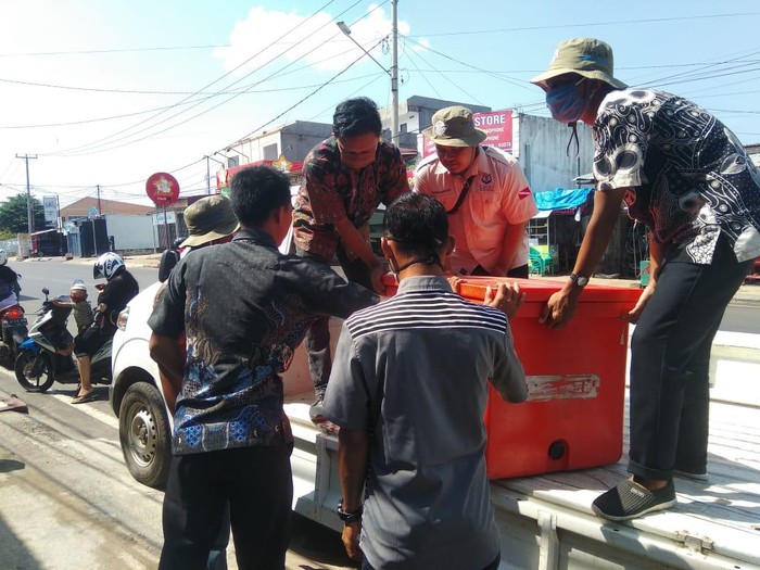 150 kg ikan segar dibagikan kepada ratusan ustaz di Bengkulu (Hery Supandi/detikcom)