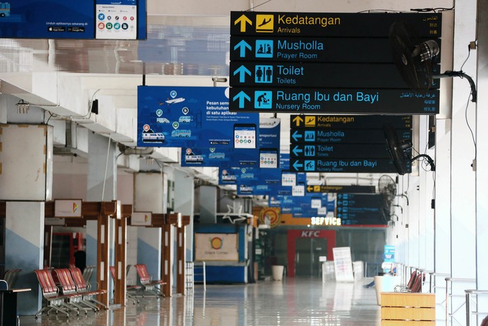 Penerbang domestik selain mudik dibuka kembali bagi penumpang bersyarat. Meski dibuka lagi, suasana di Bandara Halim Perdanakusuma terpantau sepi pagi ini.