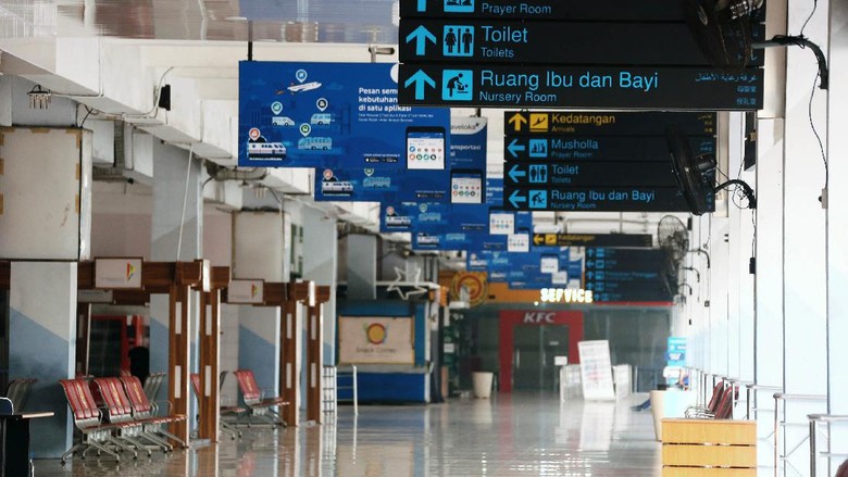 Mudik Dilarang, Bandara Halim Sepi Penerbang domestik selain mudik dibuka kembali bagi penumpang bersyarat. Meski dibuka lagi, suasana di Bandara Halim Perdanakusuma terpantau sepi pagi ini.