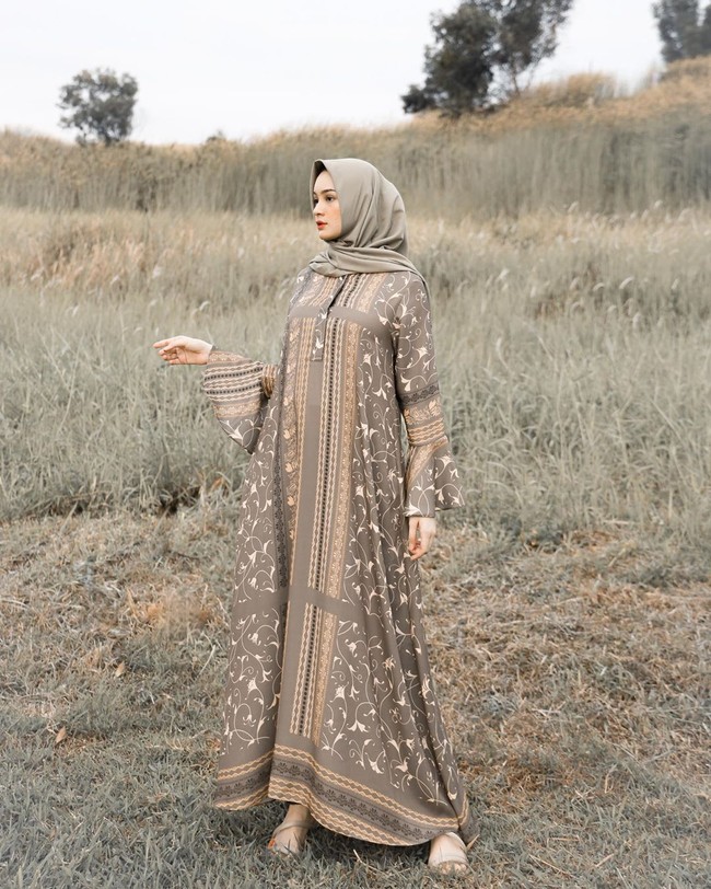 Sabrina Sosiawan yang populer di Instagram dengan followers lebih dari 78 ribu itu juga kerap berbagi foto gaya OOTD. Hijab warna pastel dan juga segiempat menjadi gaya andalannya sehari-hari. Foto: instagram @sabrinasosiawan