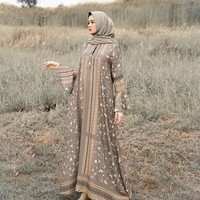 Sabrina Sosiawan yang populer di Instagram dengan followers lebih dari 78 ribu itu juga kerap berbagi foto gaya OOTD. Hijab warna pastel dan juga segiempat menjadi gaya andalannya sehari-hari. Foto: instagram @sabrinasosiawan