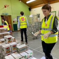 Putri Eugenie membagikan momen saat dia jadi relawan di tengah pandemi virus Corona lewat foto Instagram, Kamis (14/5/2020). Bersama sang suami, cucu Ratu Elizabeth II ini membantu Salvation Army mengatur makanan yang akan dibagikan ke warga terdampak COVID-19. Foto: Instagram/@princesseugenie