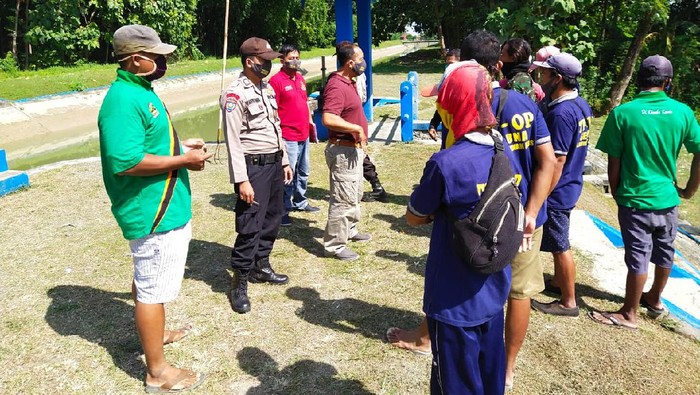 Polisi mencari lokasi pembuangan bangkai ayam di Pati