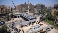 Jembatan dapat ditemukan pada poros Al Jizah salah satu kegubernuran Mesir yang melewati Jalan Nasr El-Din di Al-Haram, Kairo. Panjangnya 12 kilometer dan lebarnya 65,5 meter. Foto: Dok. BoredPanda.