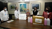 Bank Mandiri menyerahkan bantuan alat sanitasi berupa 10.000 masker kain, 10 galon @ 5 liter hand sanitizer dan 10 galon @ 5 liter disinfektan untuk disalurkan ke Panti Sosial dan Lembaga Kesejahteraan Sosial (LKS) di bawah kelolaan Kementerian Sosial (Kemensos) guna memutus rantai penyebaran Covid-19.