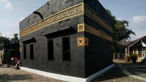 Melihat Masjid Berbentuk Kabah di Kampung Warna-warni Magelang