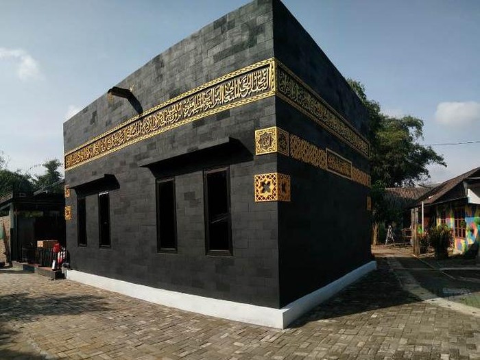 Melihat Masjid Berbentuk Ka Bah Di Kampung Warna Warni Magelang