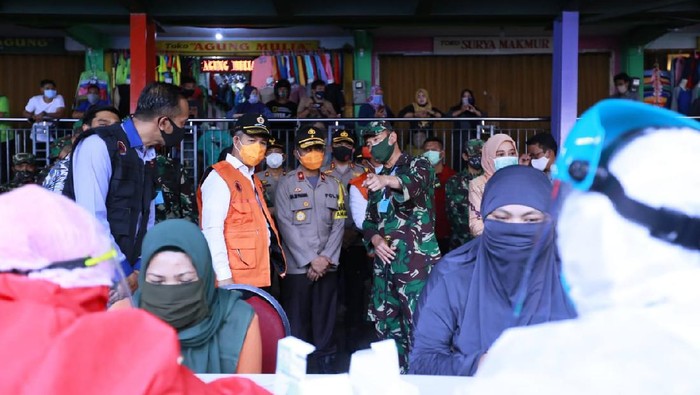 Rapid test di Pasar di Makassar. (Foto: dok. Humas Pemkot Makassar)