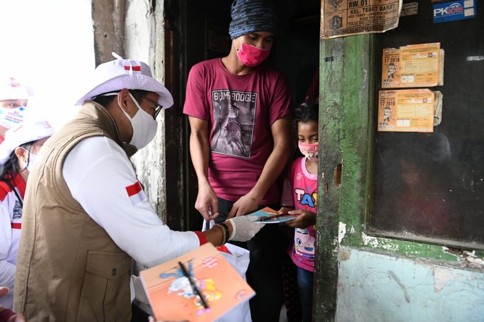 Relawan Indonesia Bersatu Lawan Covid-19 yang dikomandoi Sandiaga Salahuddin Uno terua membantu pemerintah dalam mempercepat penanganan wabah Covid-19. Kali ini, Sandiaga Uno menyalurkan 350 paket bantuan sosial kepada pembuat tempe dan ‘manusia gerobak’ yang terdampak wabah Covid-19 di RT 016/01 Kelurahan Tebet Barat, Kecamatan Tebet, Jakarta Selatan.