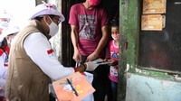 Sandiaga Uno menyalurkan 350 paket bantuan sosial kepada pembuat tempe dan ‘manusia gerobak’ yang terdampak wabah COVID-19 di RT 016/01 Kelurahan Tebet Barat, Kecamatan Tebet, Jakarta Selatan. Bersama Seknas Jokowi memberikan bantuan 350 paket sembako dan masker. dok. Relawan COVID-19
