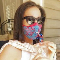 Macomber mengatakan bahwa lubang pada topeng buatannya tidaklah besar, sehingga lubangnya tersebut tidak akan benar-benar terbuka. Walaupun demikian, Macomber juga mengingatkan bahwa masker penutup wajah dianggap bukan bentuk pencegahan terbaik untuk COVID-19. Foto: Instagram @ellenmacomber