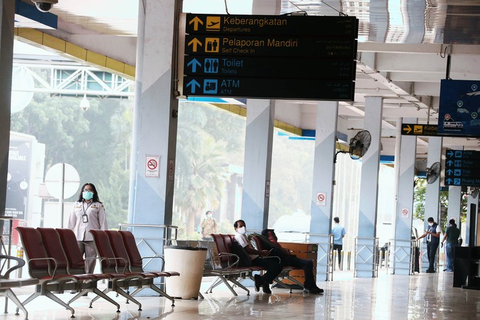 Penerbang domestik selain mudik dibuka kembali bagi penumpang bersyarat. Meski dibuka lagi, suasana di Bandara Halim Perdanakusuma terpantau sepi pagi ini.