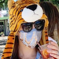 Masker ini memiliki bergam motif-motif yang cantik. Jika berminat, masker unik ini dijual dengan harga sekitar Rp 446 ribu. Tertarik untuk membelinya, atau kamu ingin membuatnya sendiri? Foto: Instagram @ellenmacomber