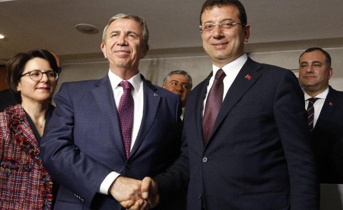 Ini Dia Tampang 2 Wali Kota Turki yang Bikin Erdogan Geram Pemerintahan Presiden Turki, Recep Tayyip Erdogan, tengah menyelidiki dua Wali Kota dari partai oposisi terkait program donasi di tengah pandemi virus Corona.