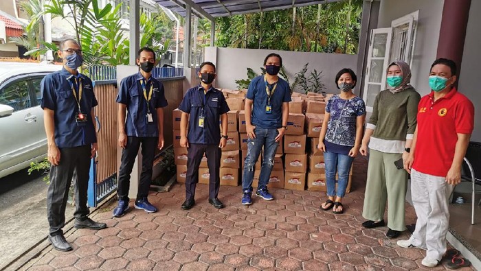 Giliran AWDA, Astra Life, Astra Mitra Ventura & SERA salurkan sembako kepada warga yang membutuhkan.