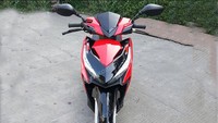 Oke, bicara tampilan antara Happy 125 dengan Honda Vario 125, sekilas motor ini memiliki kemiripan antara satu sama lain. Pada desain fascia, Happy 125 juga menggunakan gaya headlamp terpisah yang disertai ddesain body depan hingga buritan garis lekuk tajam yang menambah kesan agresif pada motor. Foto: Chongqin XCross