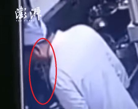 Tak Terima Masakannya di Komplain, Chef Ini Ludahi Makanan Saat Dimasak Tak Terima Masakannya di Komplain, Chef Ini Ludahi Makanan Saat Dimasak