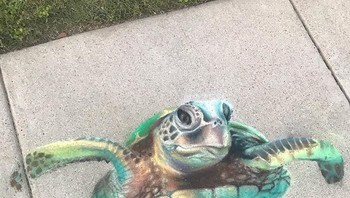 Tapi bukan berarti ibu dan anak ini berhenti berkarya, mereka menuangkan kreativitas mereka di atas trotoar. Foto: Instagram/@janrigginsart
